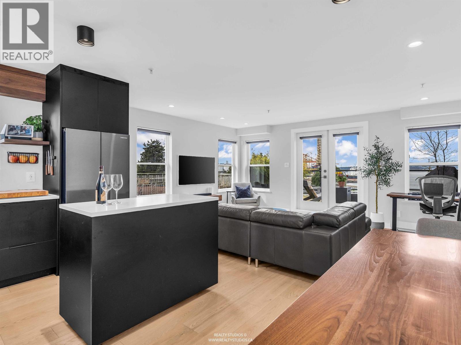 2168 Wall Street, Vancouver, British Columbia  V5L 1B5 - Photo 2 - R3105900