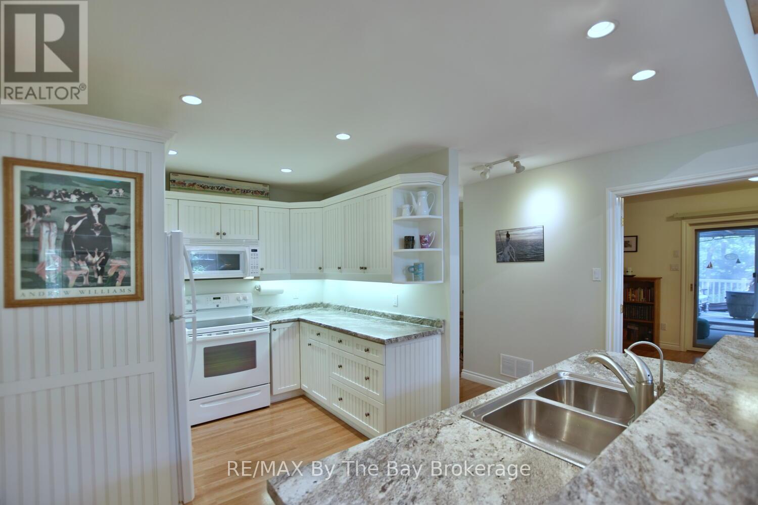 1327 River Road E, Wasaga Beach, Ontario  L9Z 2R7 - Photo 14 - S12941550