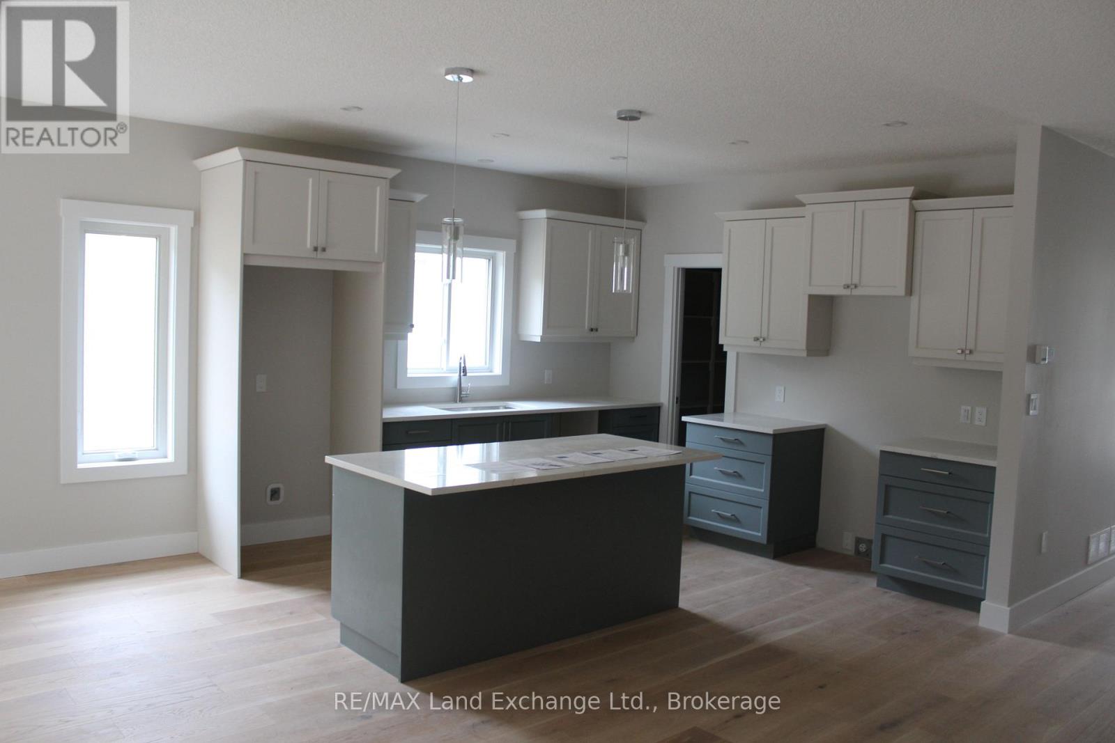 784 Campbell Avenue, Kincardine, Ontario  N2Z 1W1 - Photo 2 - X10845637