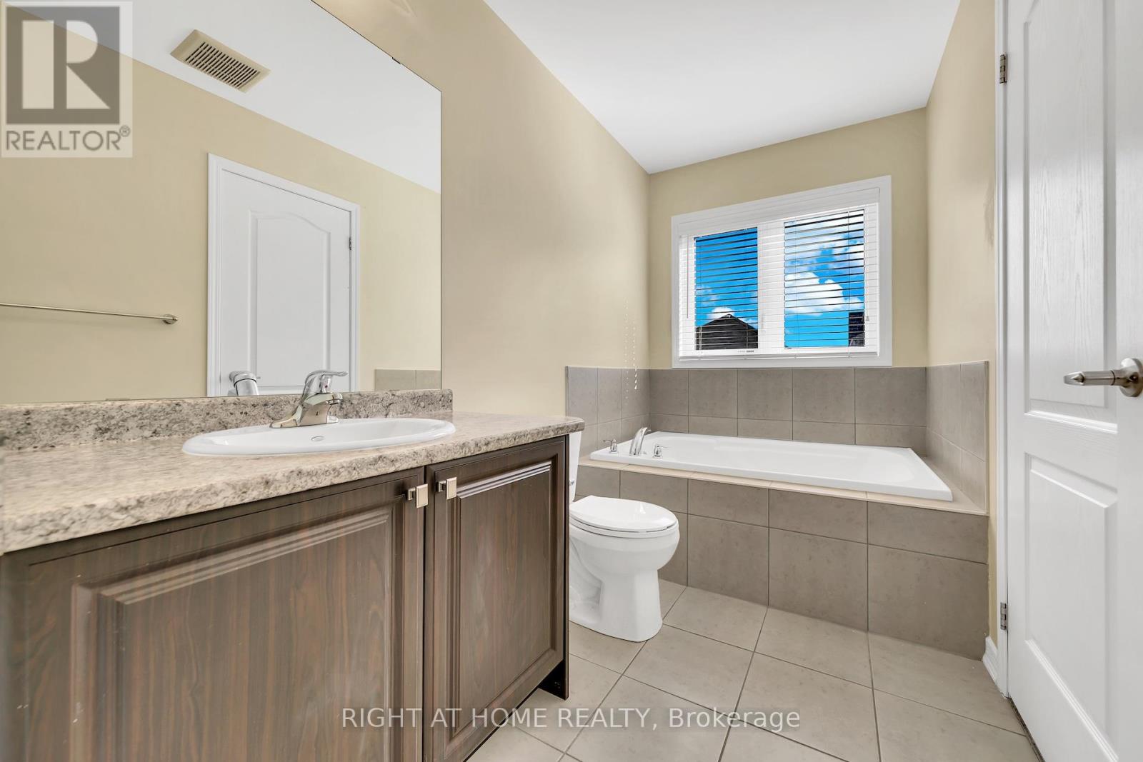 32 Mccargow Drive, Haldimand, Ontario  N3W 0C3 - Photo 35 - X12946436