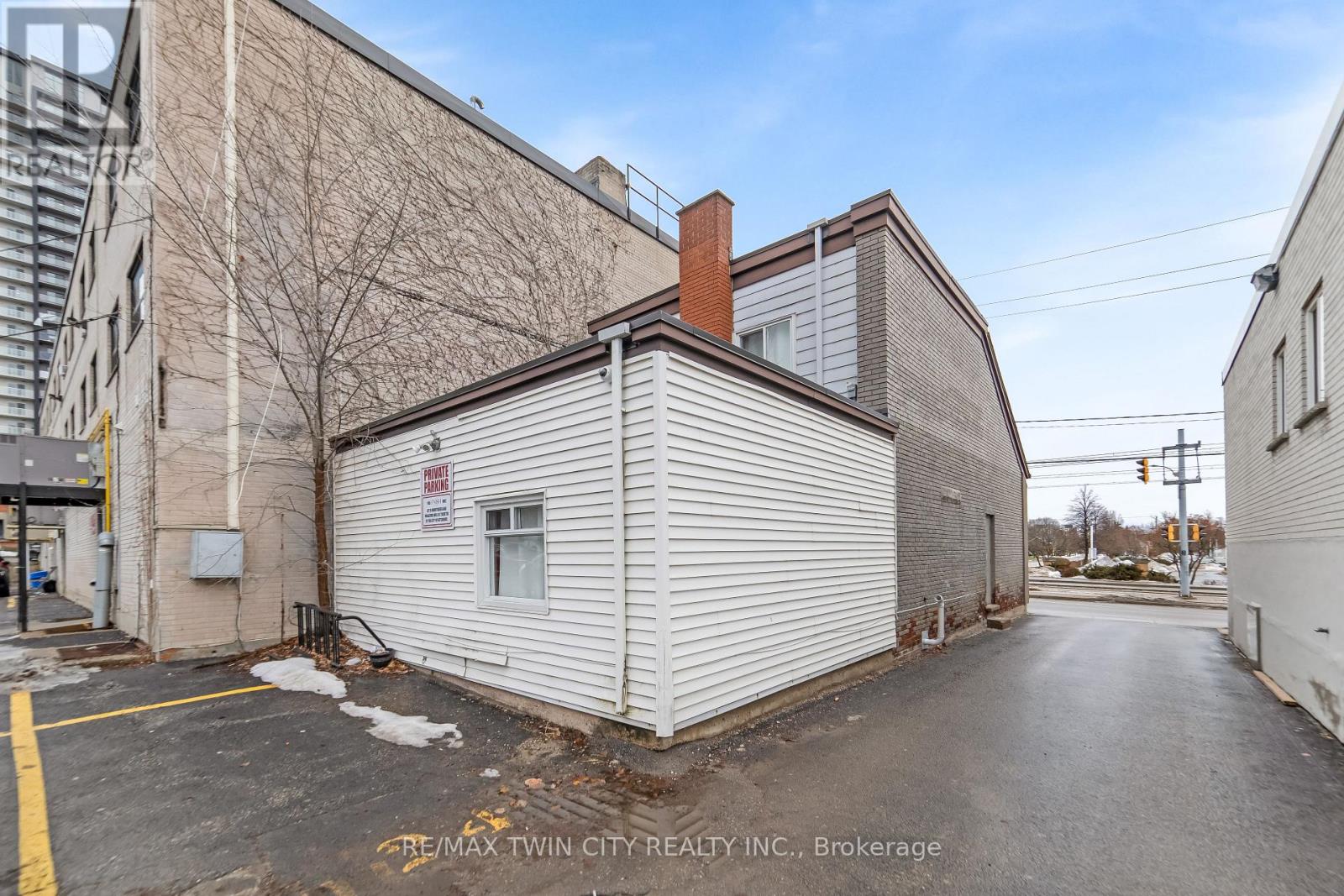 938 King Street W, Kitchener, Ontario  N2G 1G4 - Photo 4 - X12946484