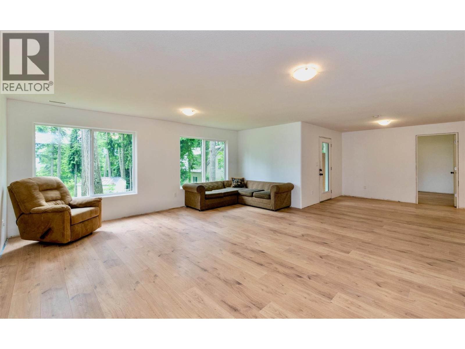 7468 Estate Drive, Anglemont, British Columbia  V0E 1M8 - Photo 19 - 10380084