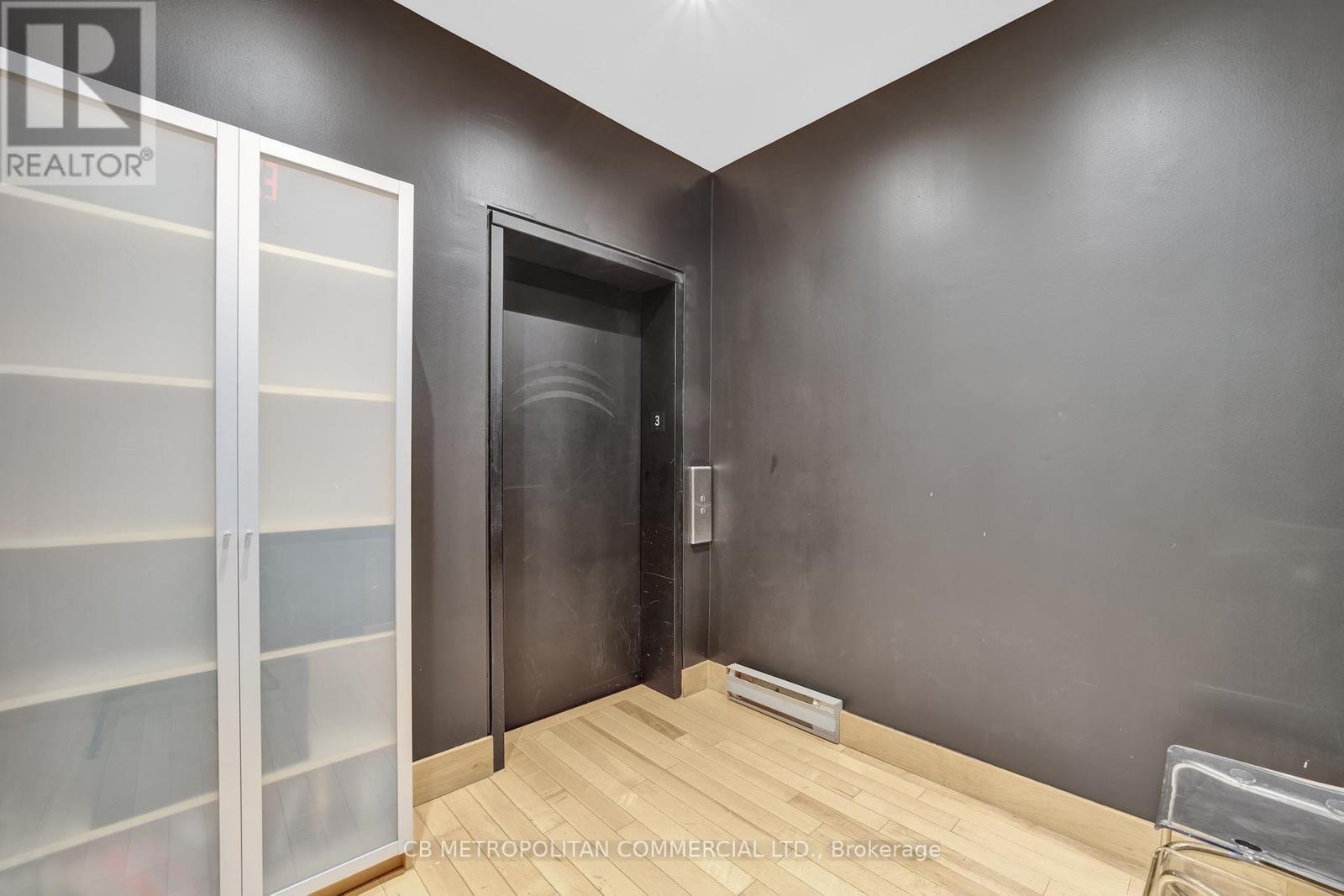 301 - 21 Camden Street, Toronto, Ontario  M5V 1V2 - Photo 2 - C12946602