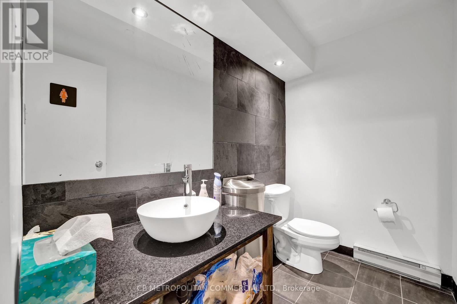 301 - 21 Camden Street, Toronto, Ontario  M5V 1V2 - Photo 8 - C12946602