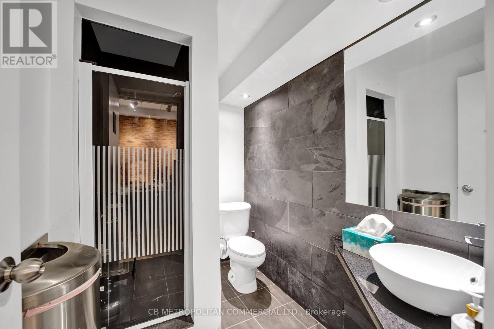 301 - 21 Camden Street, Toronto, Ontario  M5V 1V2 - Photo 9 - C12946602