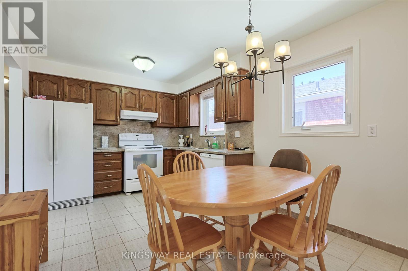 184 Edmonton Drive, Toronto, Ontario  M2J 3X5 - Photo 5 - C12946782