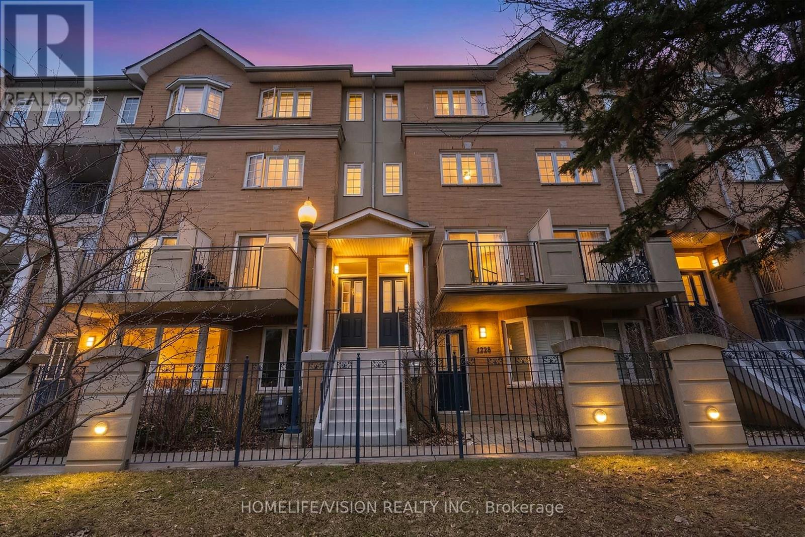 1229 - 28 SOMMERSET WAY, Toronto, Ontario