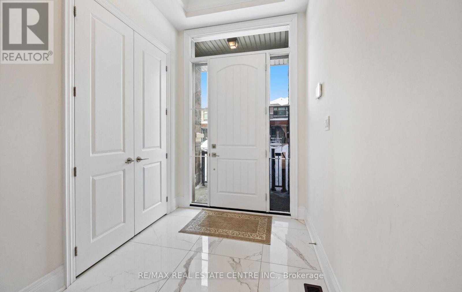 160 Wainfleet Crescent, Vaughan, Ontario  L3L 0E6 - Photo 3 - N12946758