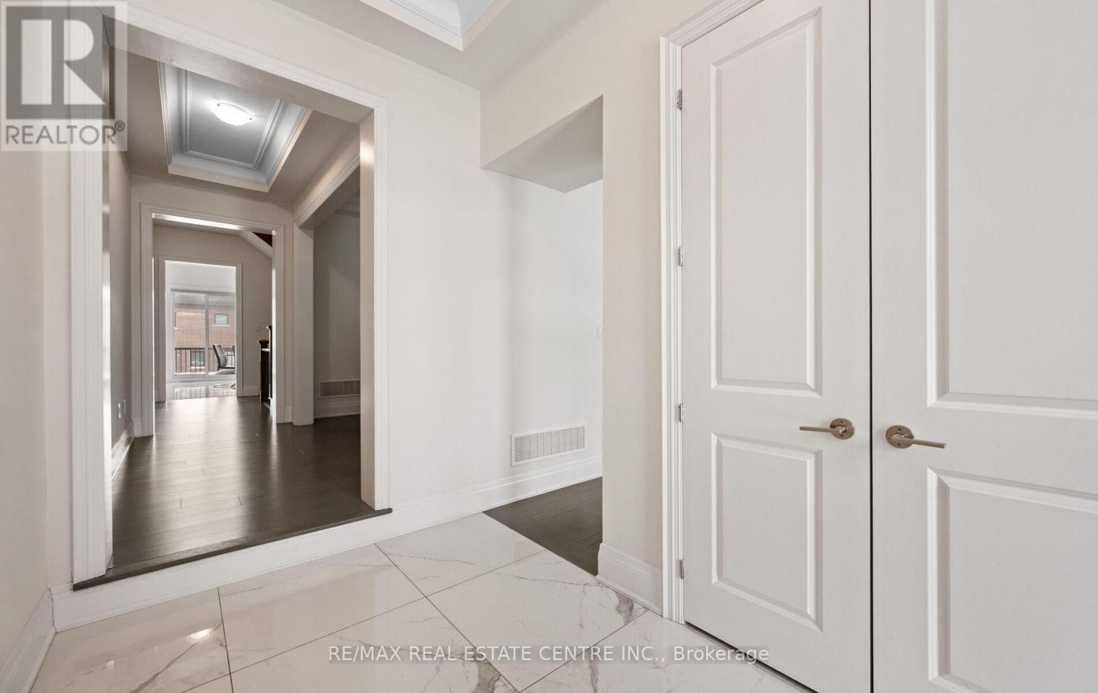 160 Wainfleet Crescent, Vaughan, Ontario  L3L 0E6 - Photo 4 - N12946758