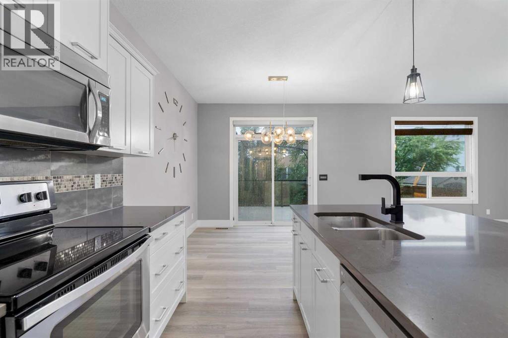 156 Rainbow Falls Heath, Chestermere, Alberta  T1X 0S7 - Photo 17 - A2297410