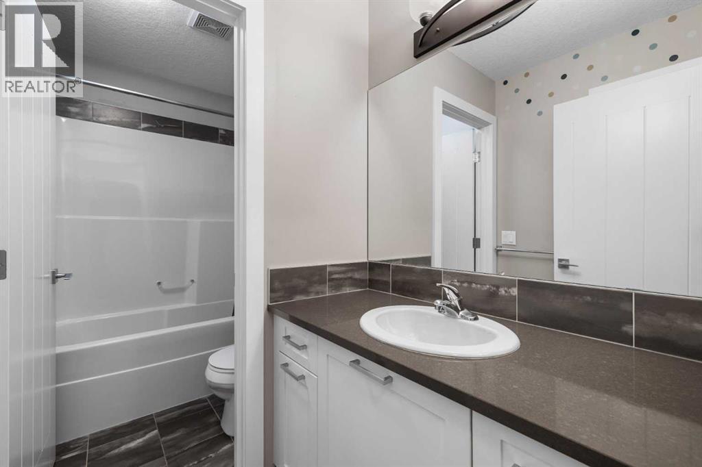 156 Rainbow Falls Heath, Chestermere, Alberta  T1X 0S7 - Photo 33 - A2297410