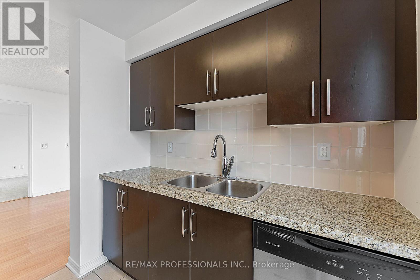 2907 - 3 Michael Power Place, Toronto, Ontario  M9A 0A2 - Photo 15 - W12946582