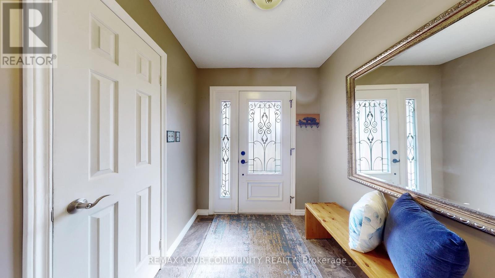 4300 Beacon Lane, Mississauga, Ontario  L5C 3V9 - Photo 2 - W12946706