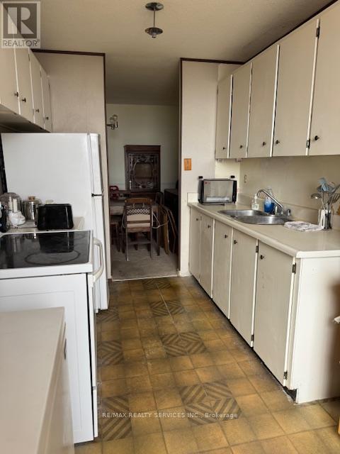 805 - 21 Knightsbridge Road, Brampton, Ontario  L6T 3Y1 - Photo 2 - W12946718