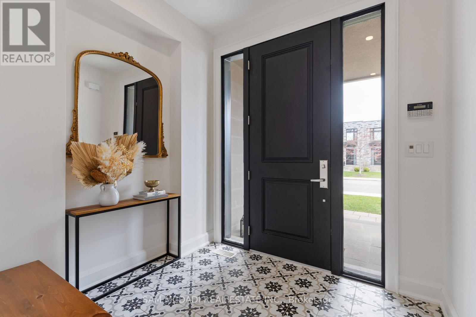 4 Iroquois Avenue, Mississauga, Ontario  L5G 1M6 - Photo 3 - W12946792