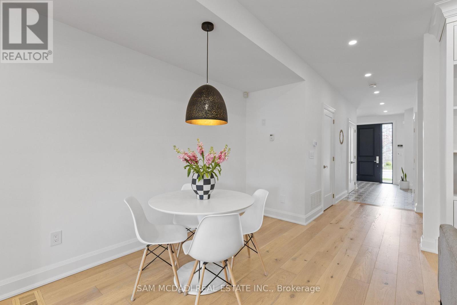 4 Iroquois Avenue, Mississauga, Ontario  L5G 1M6 - Photo 5 - W12946792