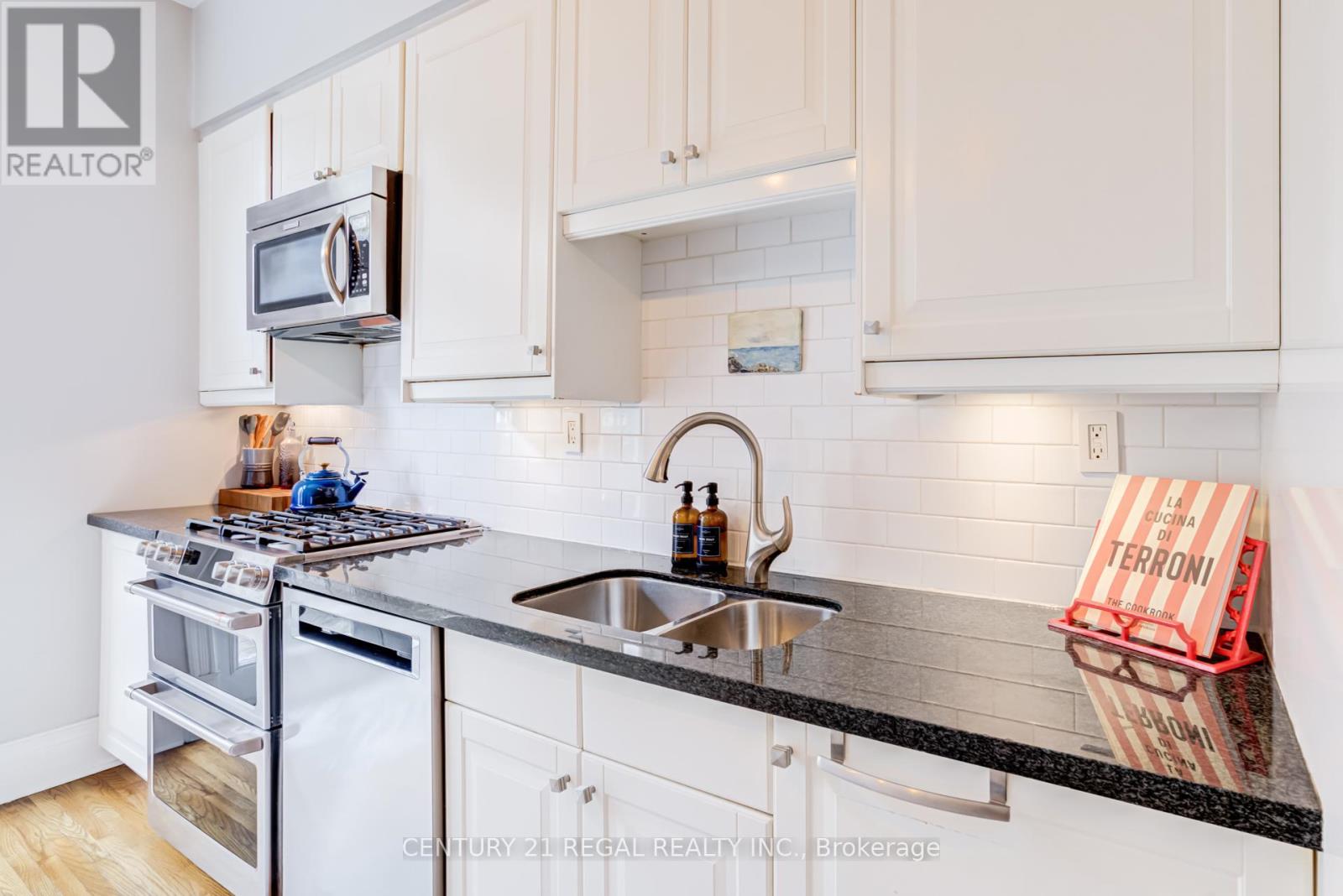 36 Golden Avenue, Toronto, Ontario  M6R 2J4 - Photo 20 - W12946802