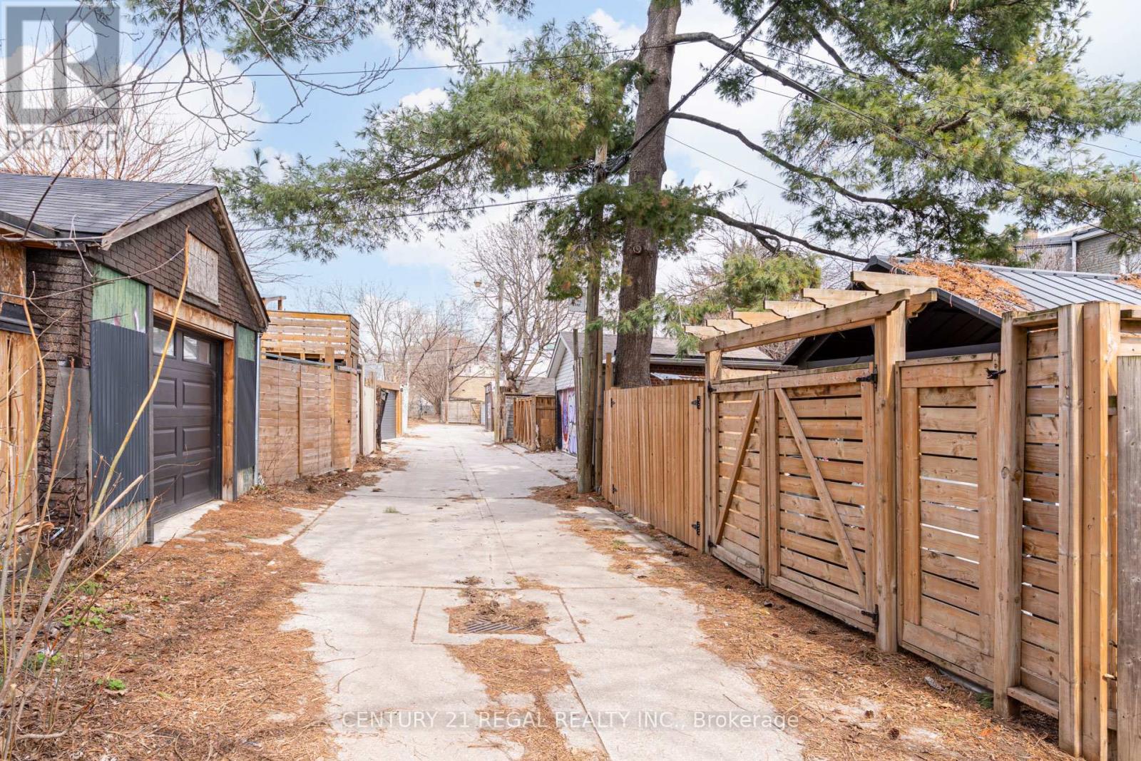 36 Golden Avenue, Toronto, Ontario  M6R 2J4 - Photo 46 - W12946802