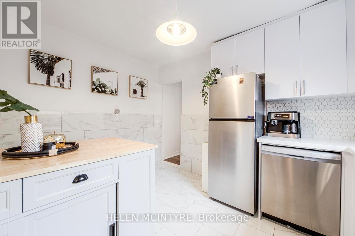 2 Birch Tree Crescent, Toronto, Ontario  M6M 2K8 - Photo 12 - W12942450