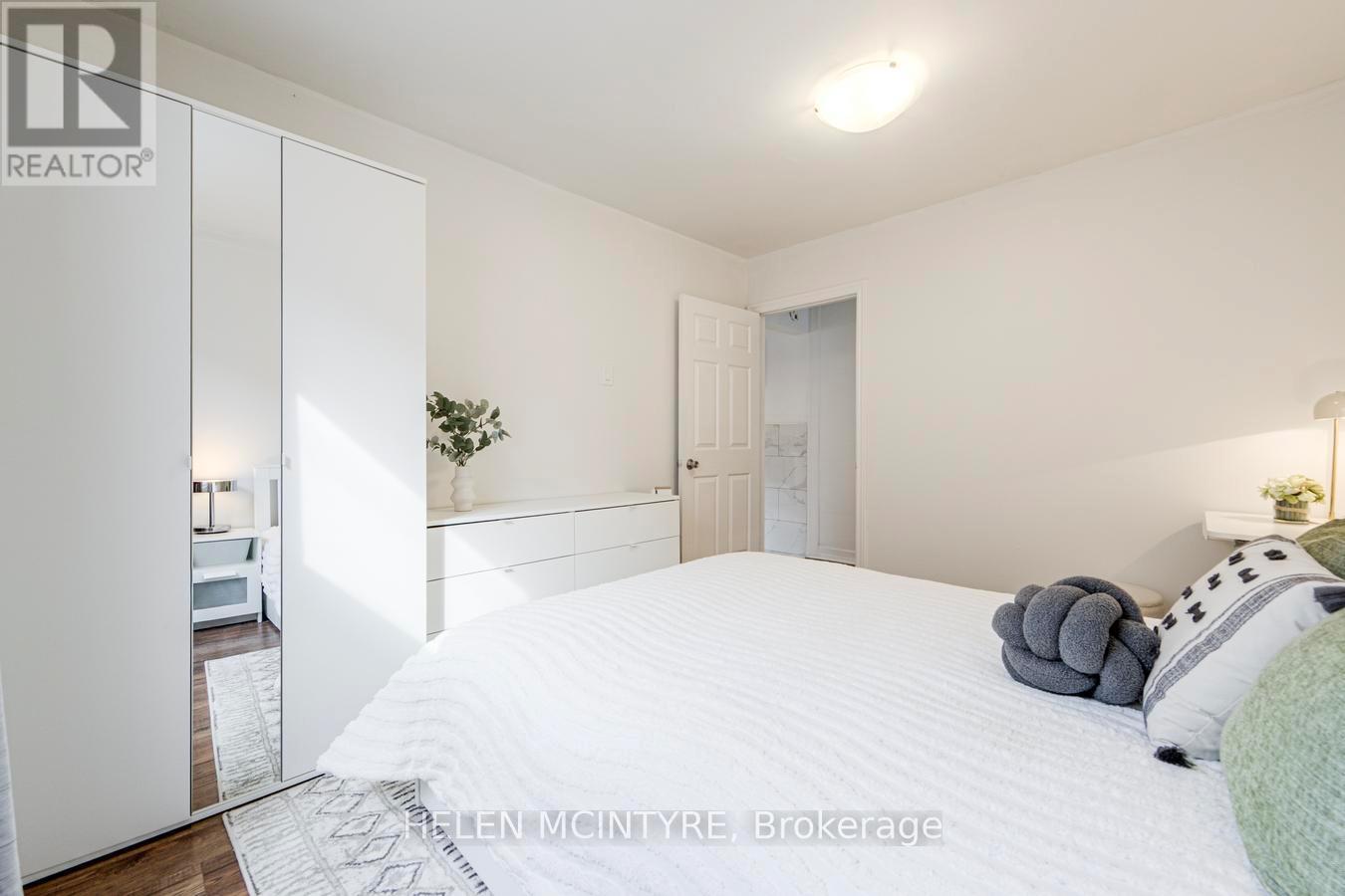 2 Birch Tree Crescent, Toronto, Ontario  M6M 2K8 - Photo 16 - W12942450