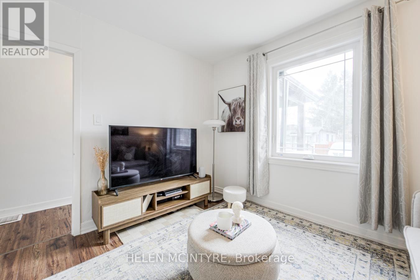 2 Birch Tree Crescent, Toronto, Ontario  M6M 2K8 - Photo 7 - W12942450