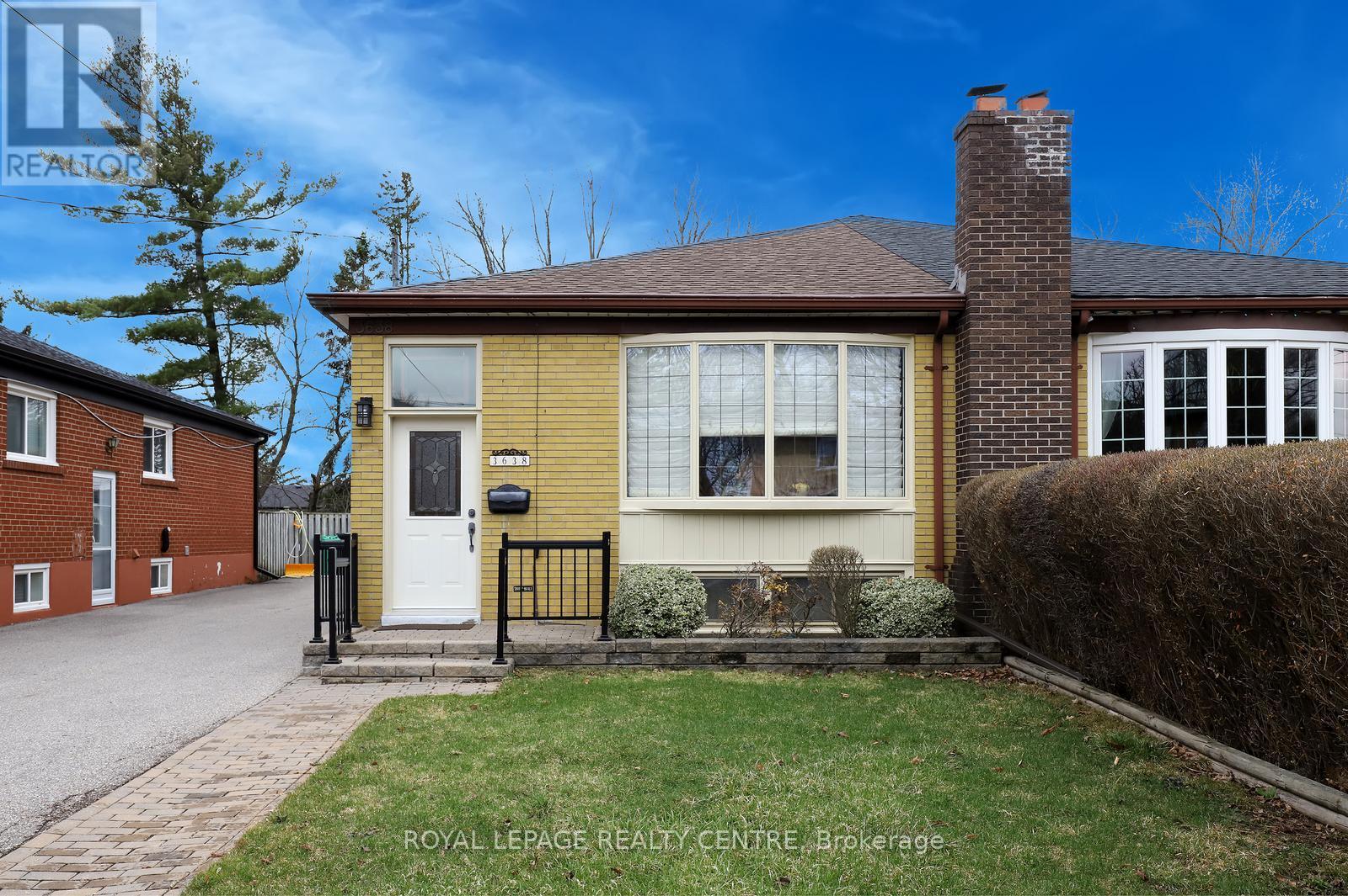 3638 Anniversary Road, Mississauga, Ontario  L5C 2G1 - Photo 2 - W12934164