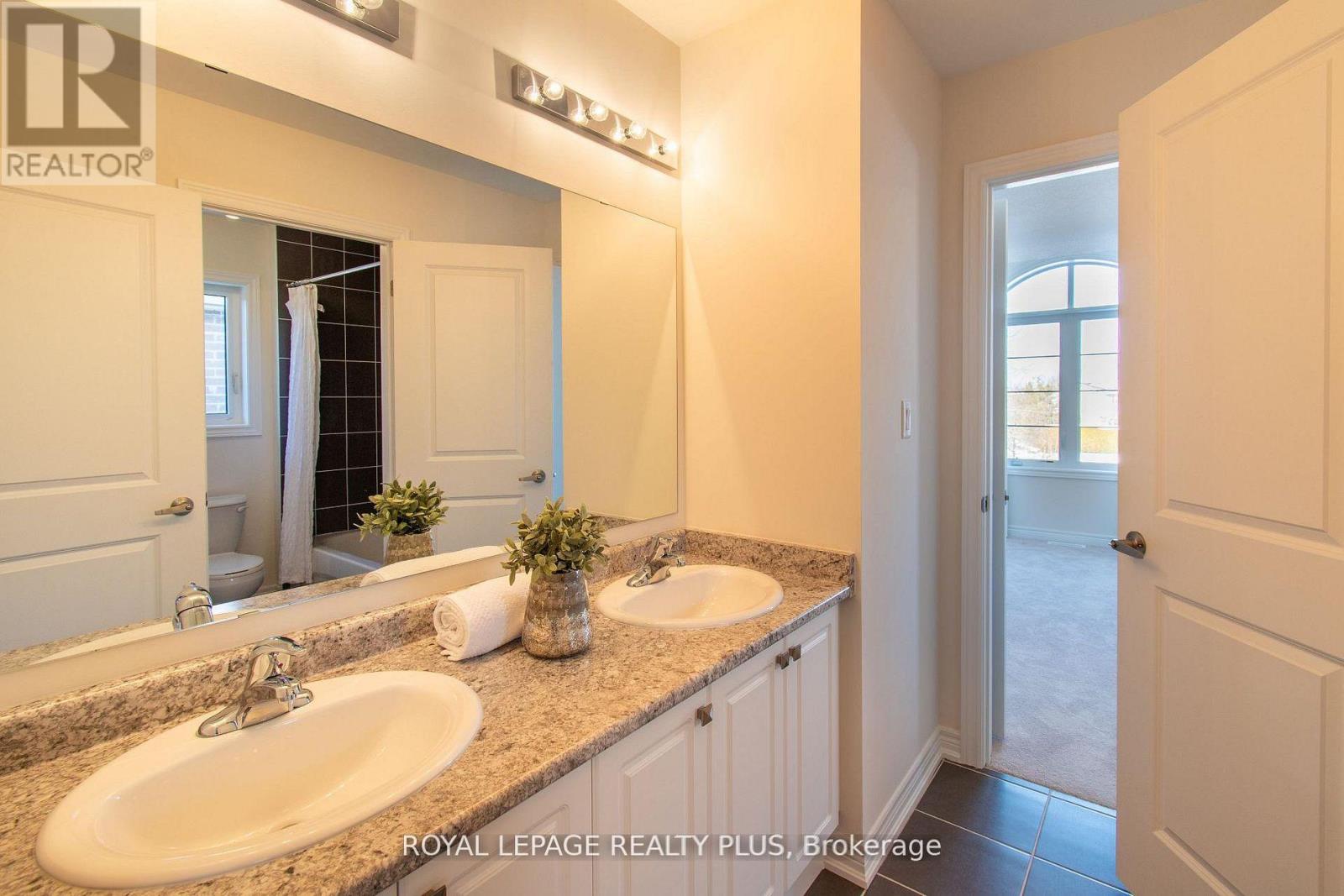 147 Dovedale Drive, Georgina, Ontario  L4P 0S6 - Photo 17 - N12946916