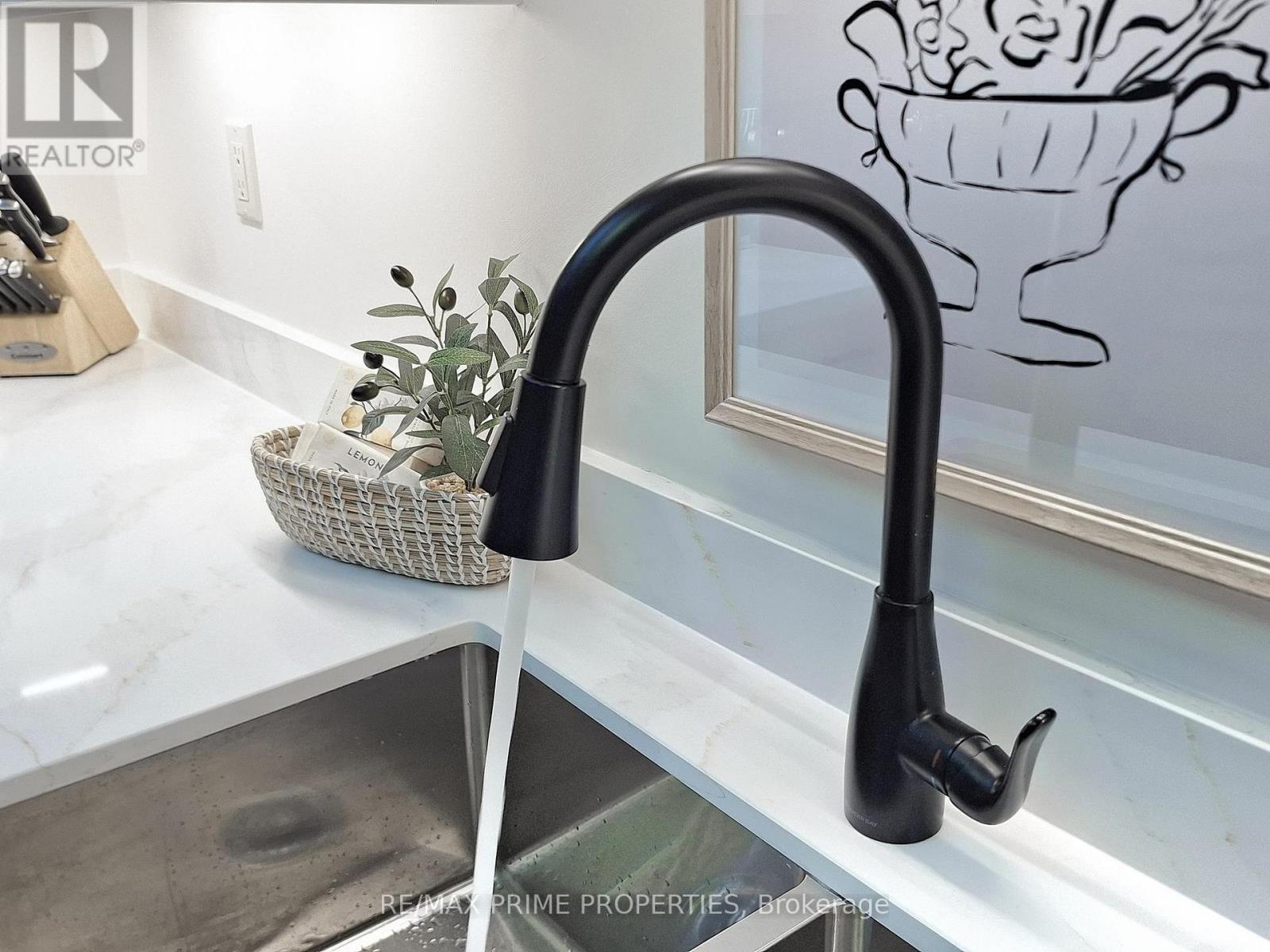 4 Colleen Bay Way, Markham, Ontario  L6E 1B4 - Photo 15 - N12946942