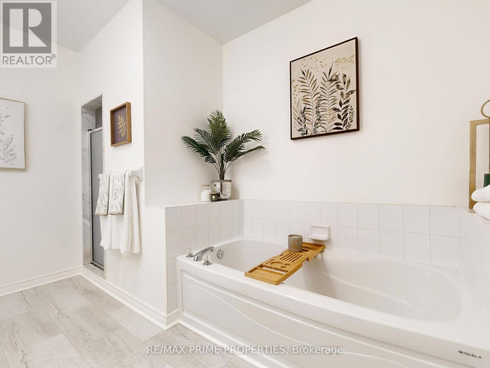 4 Colleen Bay Way, Markham, Ontario  L6E 1B4 - Photo 20 - N12946942