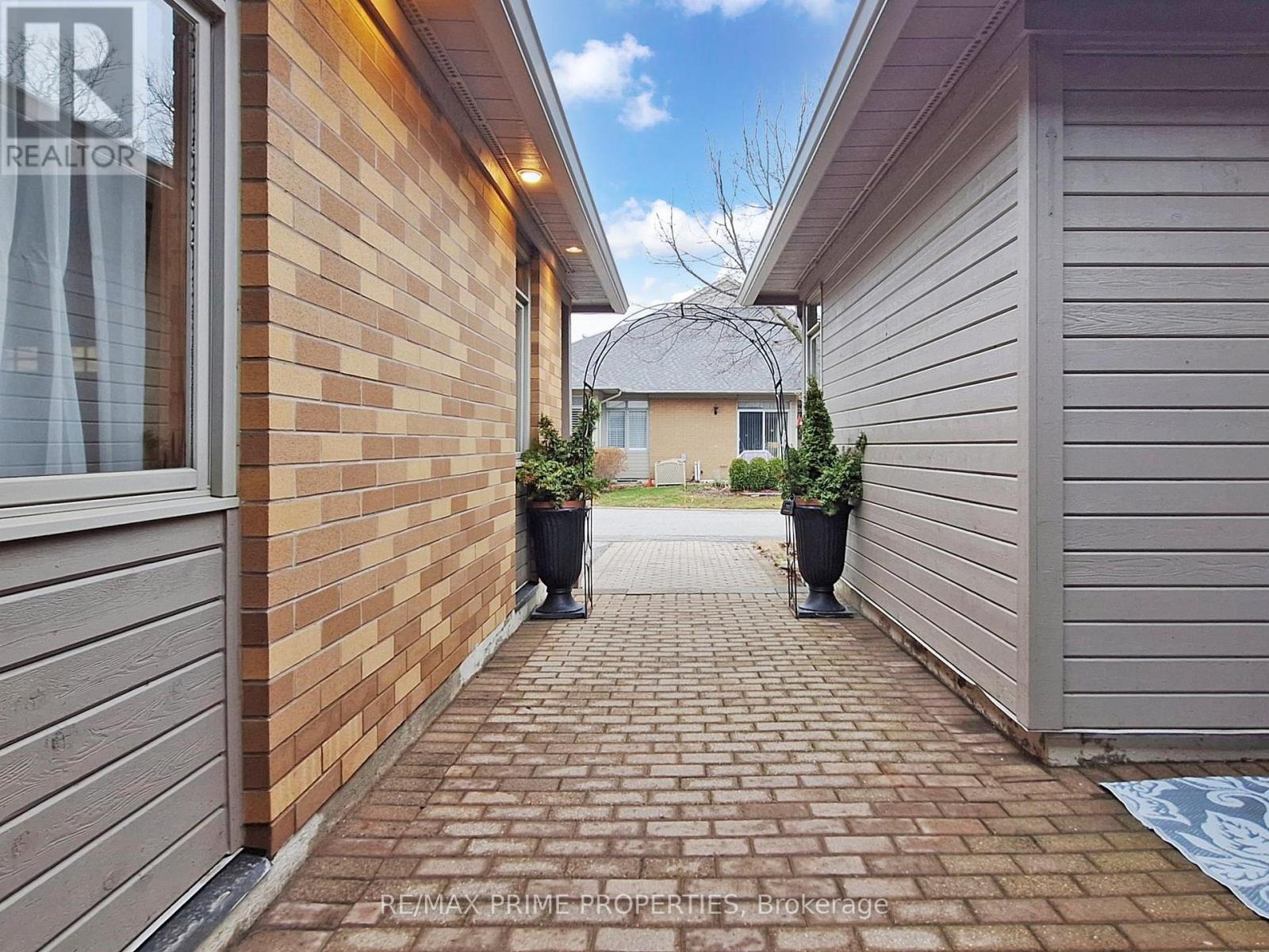 4 Colleen Bay Way, Markham, Ontario  L6E 1B4 - Photo 3 - N12946942