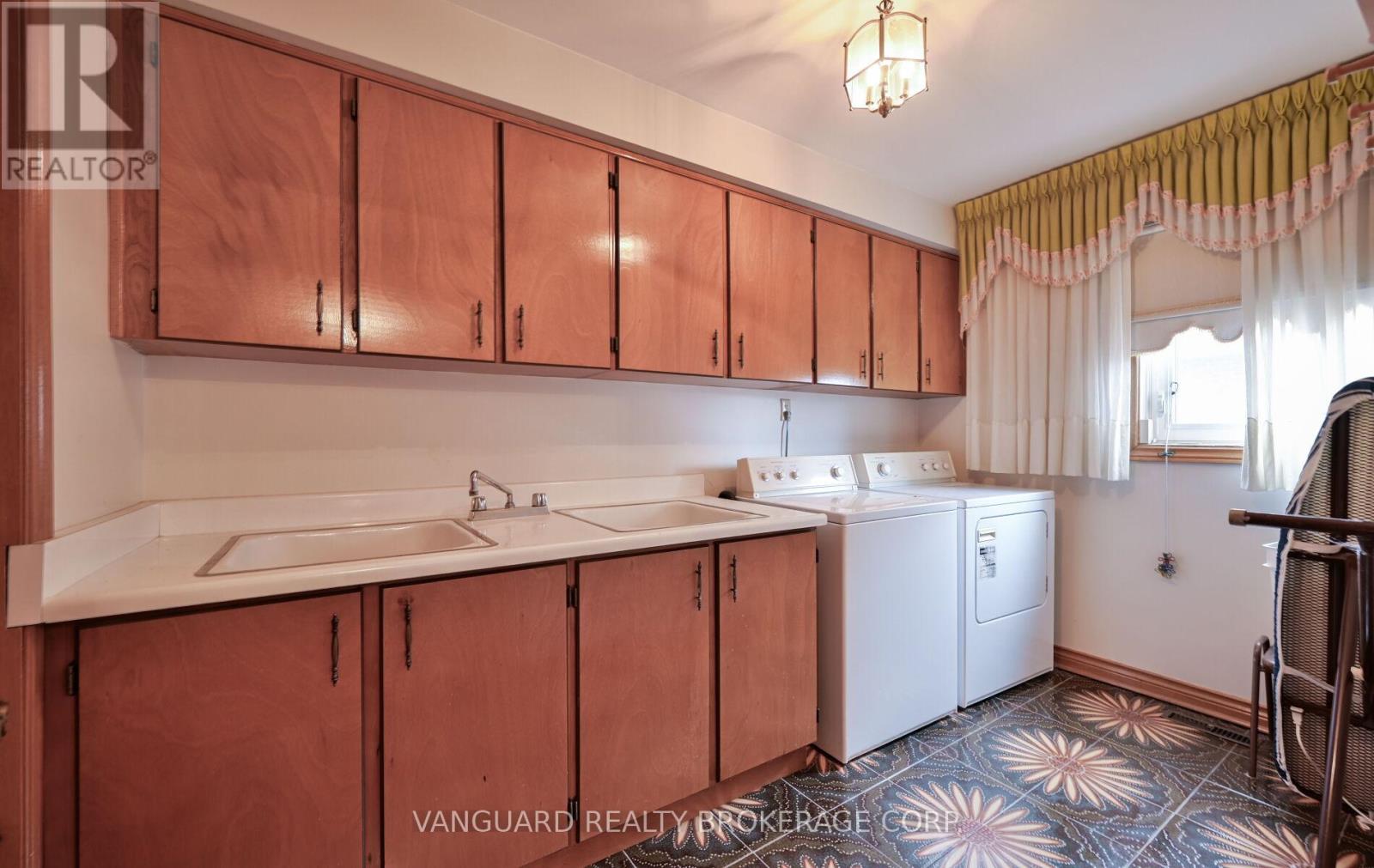 313 Firglen Ridge, Vaughan, Ontario  L4L 1N6 - Photo 24 - N12946956