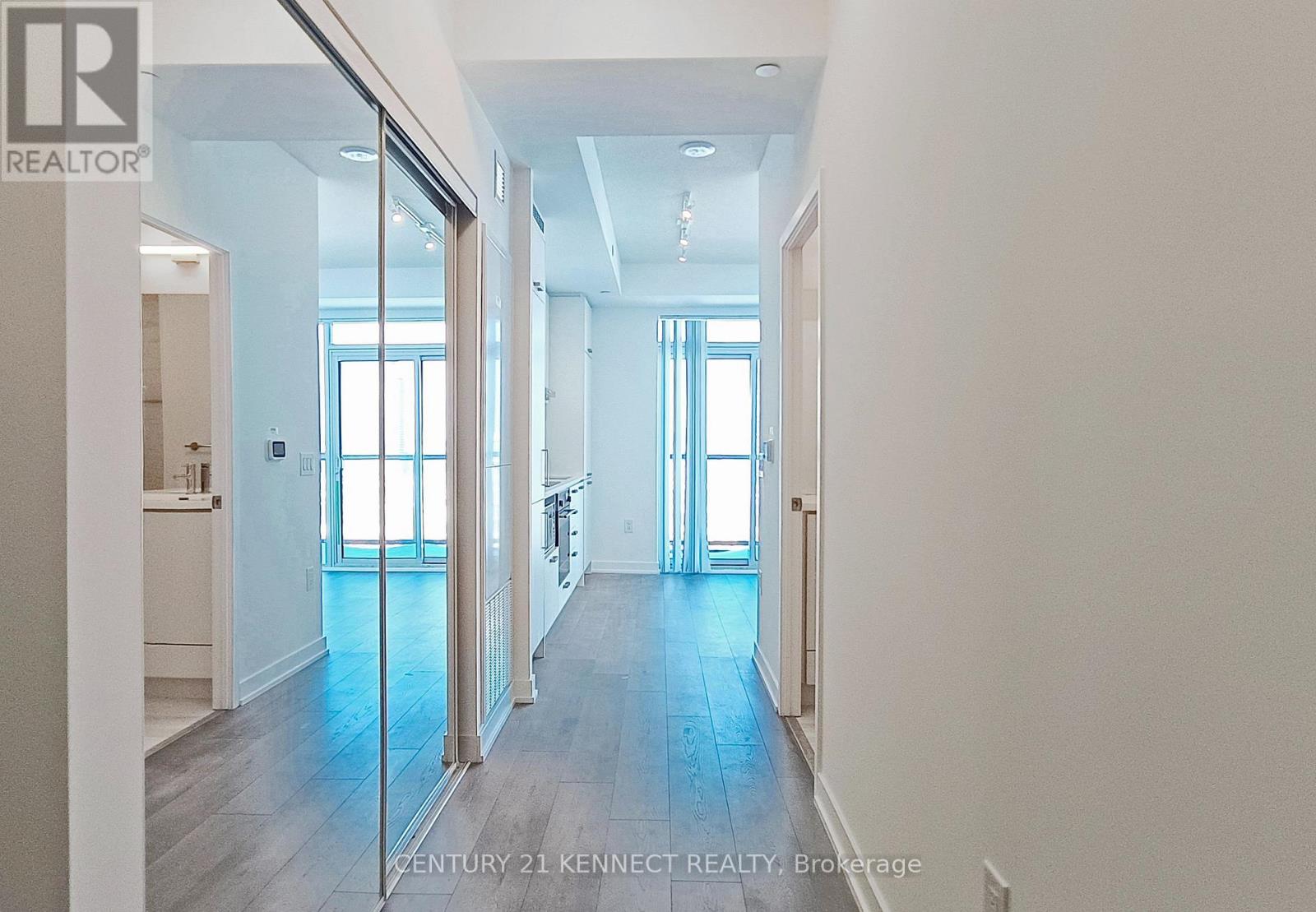 1517 - 10 Honeycrisp Crescent, Vaughan, Ontario  L4K 0M7 - Photo 4 - N12946978