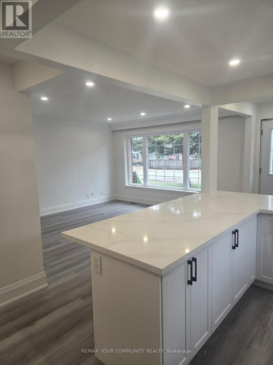 64 Rockport Crescent, Richmond Hill, Ontario  L4C 2L6 - Photo 2 - N12946988