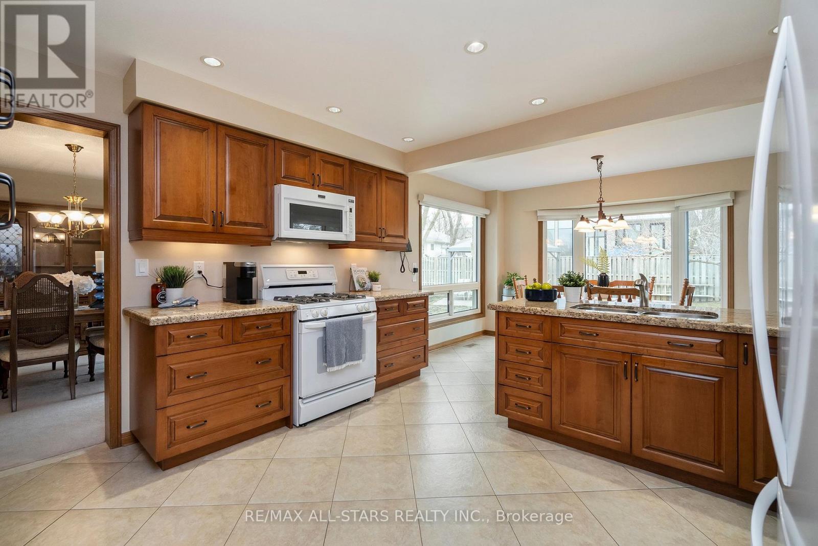 33 Carpenter Court, Markham, Ontario  L3P 6W3 - Photo 3 - N12947032