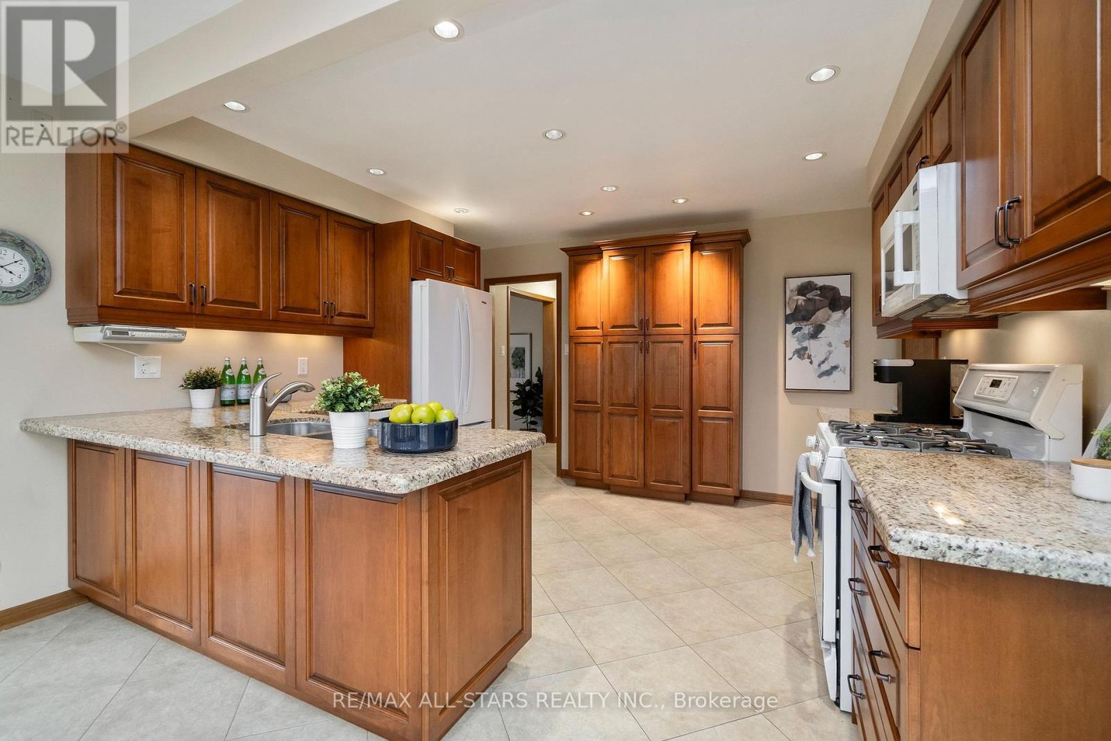 33 Carpenter Court, Markham, Ontario  L3P 6W3 - Photo 4 - N12947032