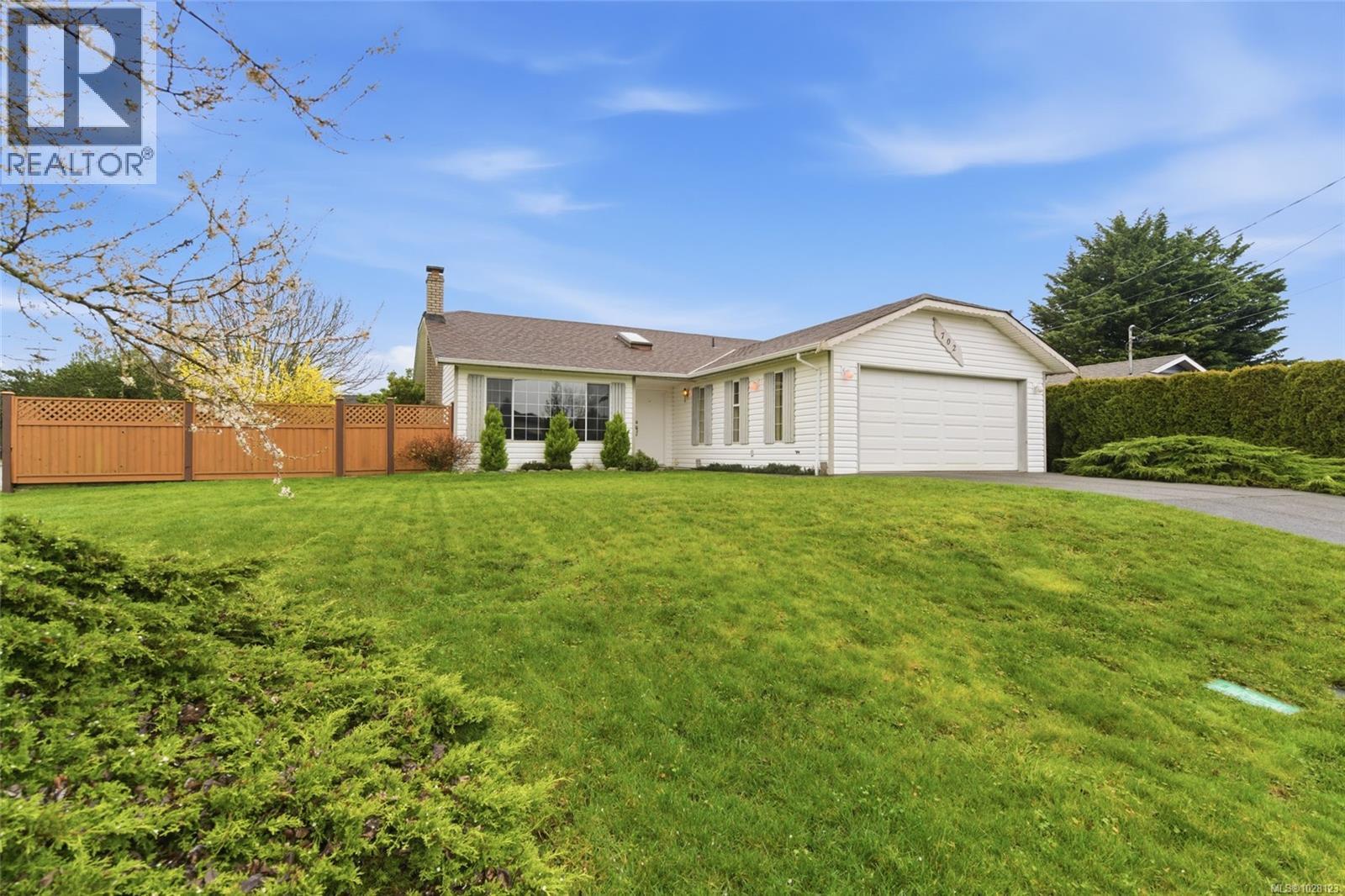 702 Forsyth Ave, Parksville, British Columbia  V9P 1E7 - Photo 1 - 1028123