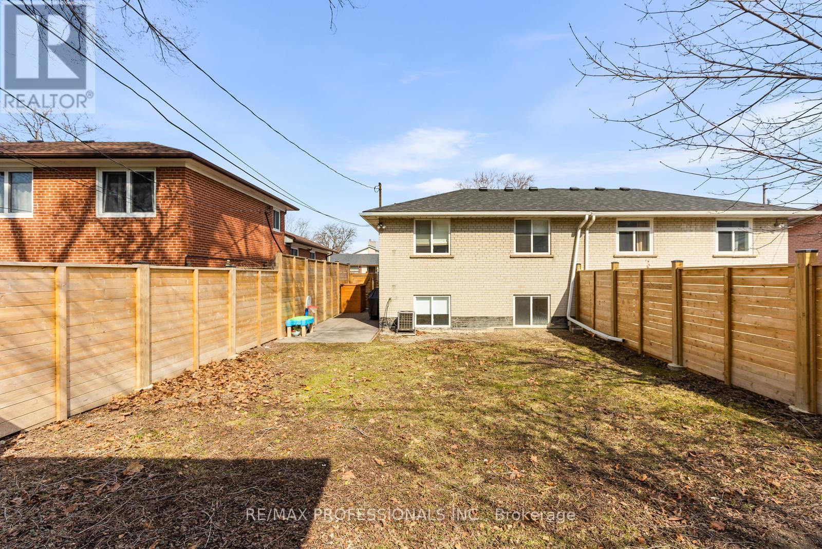 5 Birgitta Crescent, Toronto, Ontario  M9C 3W1 - Photo 42 - W12946952