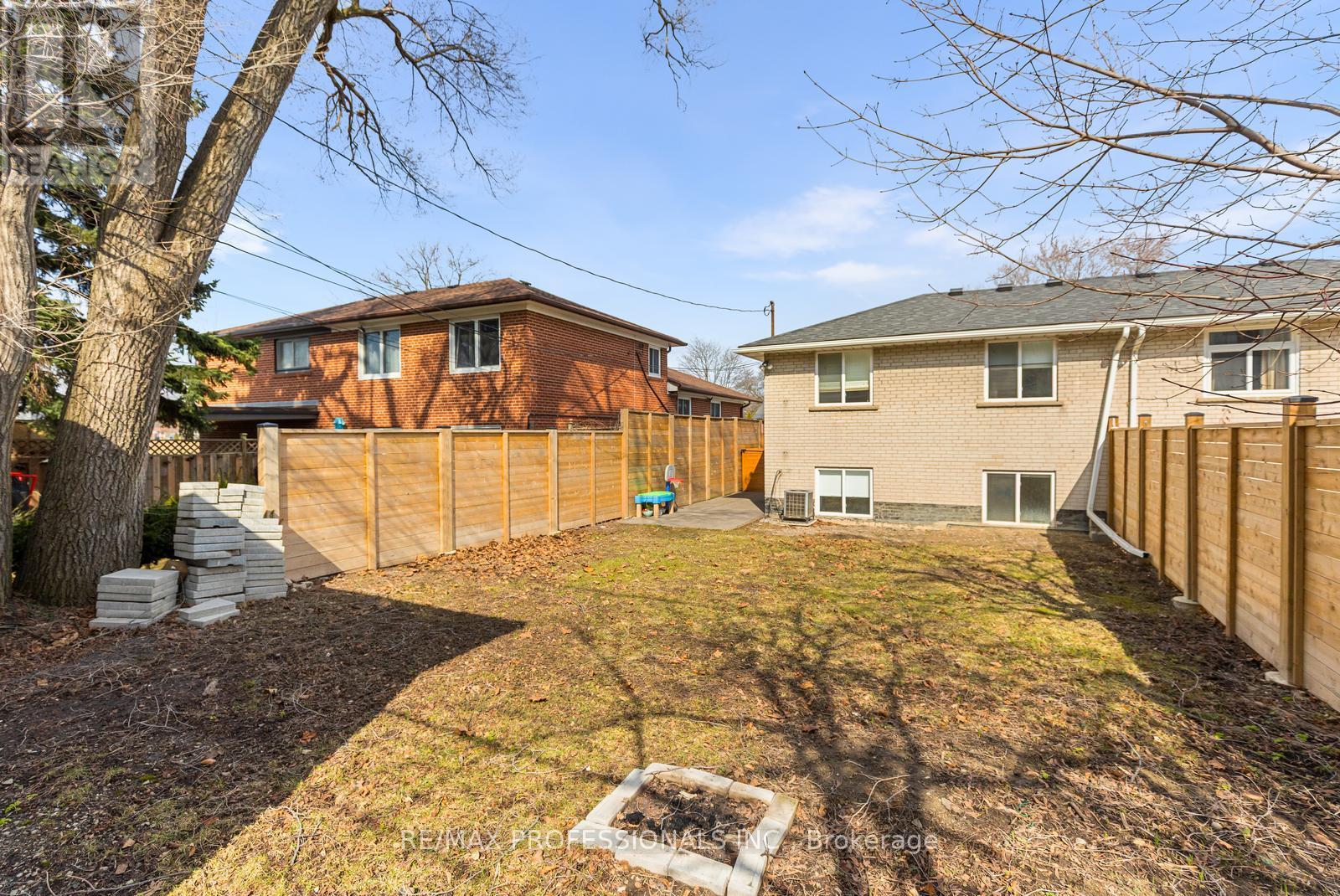 5 Birgitta Crescent, Toronto, Ontario  M9C 3W1 - Photo 43 - W12946952