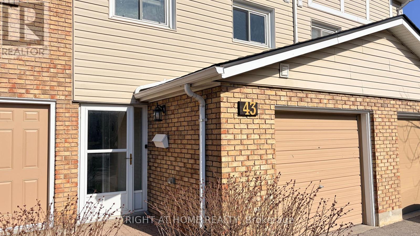 43 - 11 Harrisford Street, Hamilton, Ontario  L8K 6L7 - Photo 3 - X12946914