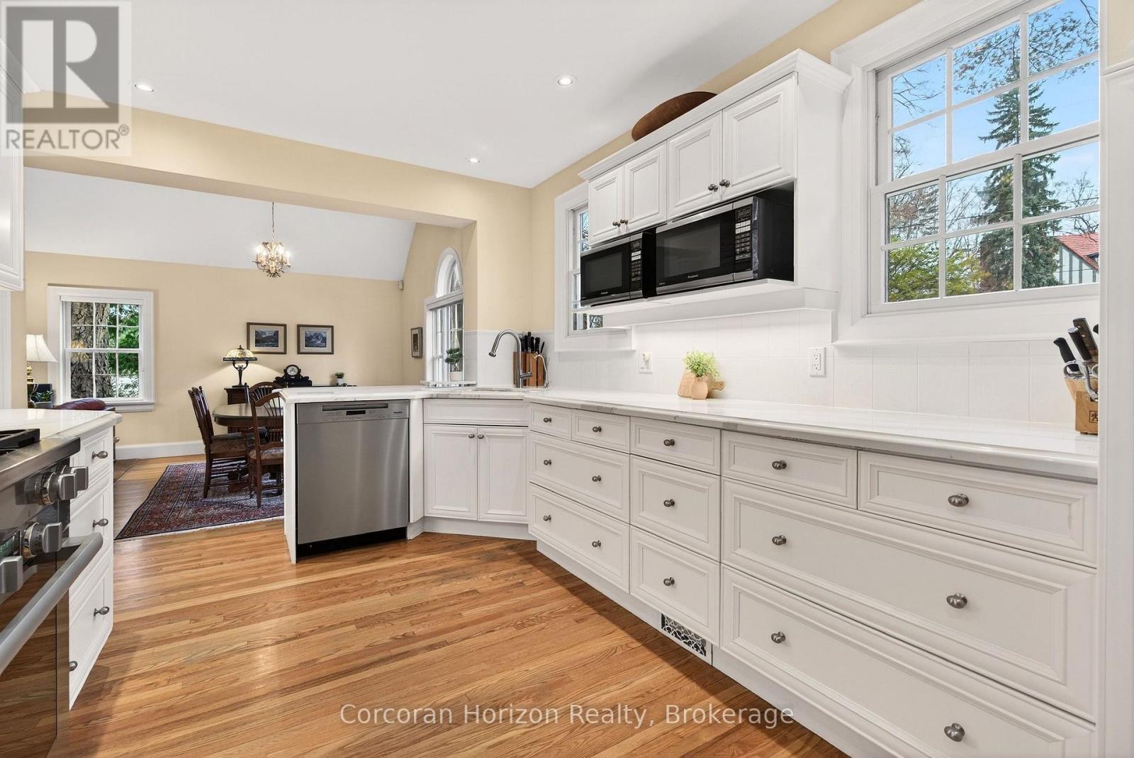 3046 South Drive, Burlington, Ontario  L7N 1H2 - Photo 10 - W12947120