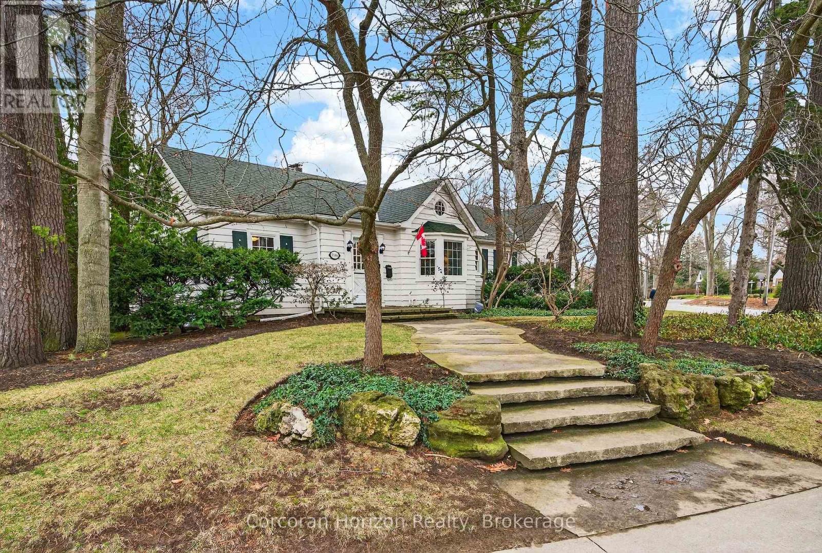 3046 South Drive, Burlington, Ontario  L7N 1H2 - Photo 2 - W12947120