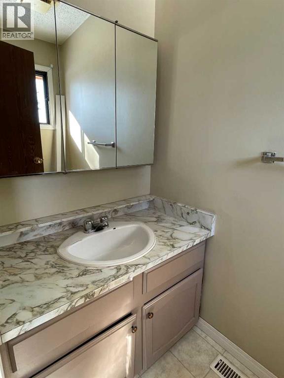 10334 98 Avenue, High Level, Alberta  T0H 1Z0 - Photo 7 - A2292044