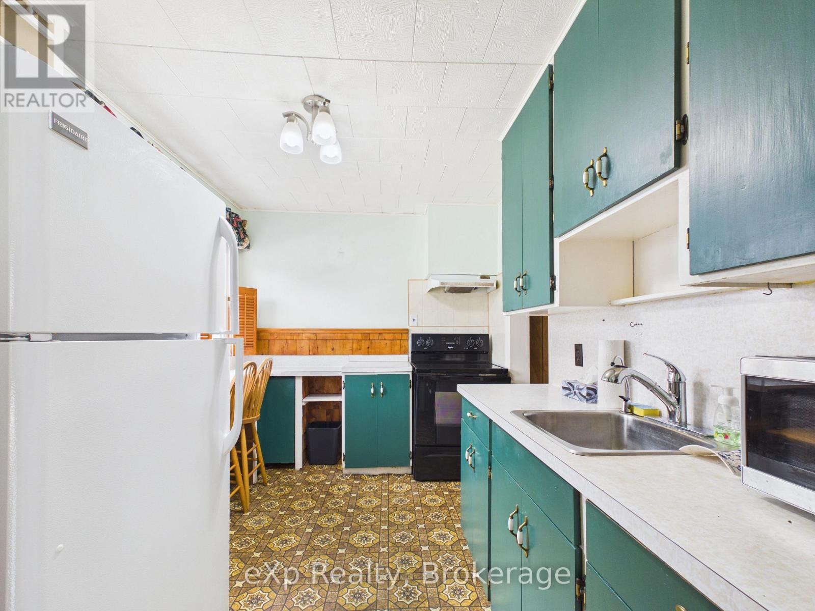 203 May Street, Brockton, Ontario  N0G 2V0 - Photo 13 - X12947146