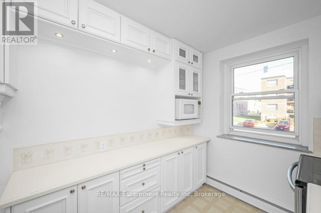 201 - 9 Grant Boulevard, Hamilton, Ontario  L9H 4L5 - Photo 16 - X12947190