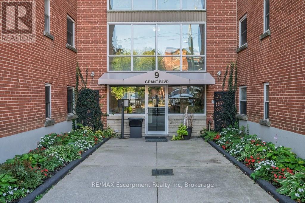 201 - 9 Grant Boulevard, Hamilton, Ontario  L9H 4L5 - Photo 2 - X12947190