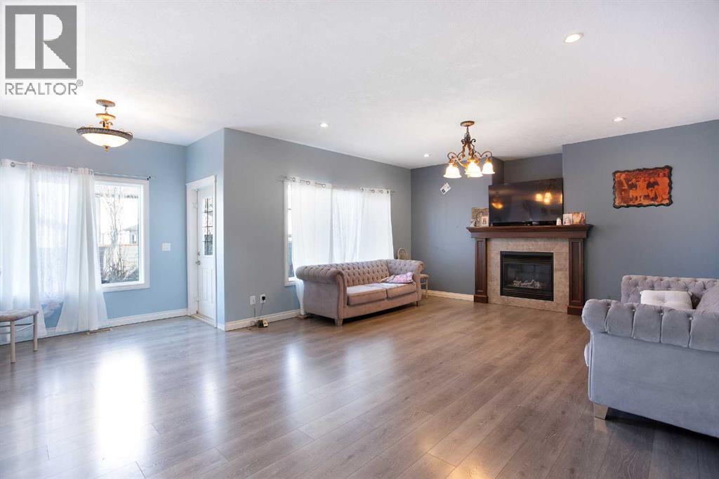 56 Baywater Court Sw, Airdrie, Alberta  T4B 0A9 - Photo 3 - A2286050