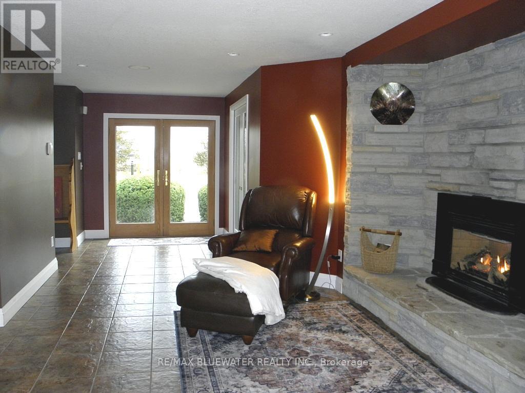 283/279 Main Street, Lambton Shores, Ontario  N0M 2N0 - Photo 20 - X12947274