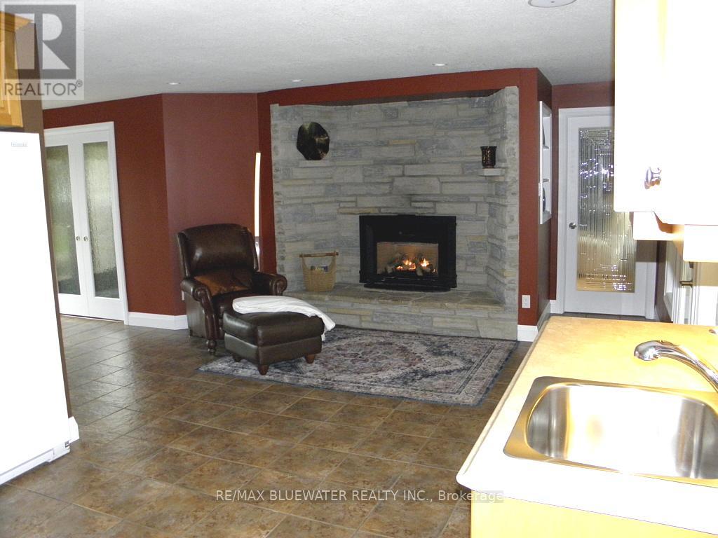 283/279 Main Street, Lambton Shores, Ontario  N0M 2N0 - Photo 22 - X12947274