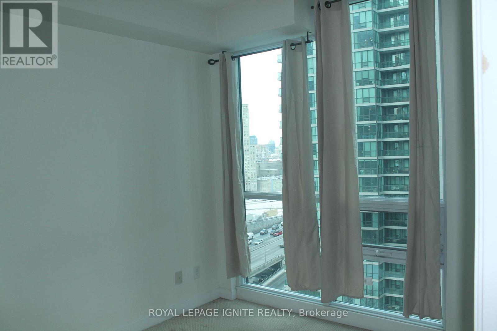 1608 - 18 Harbour Street, Toronto, Ontario  M5J 2Z6 - Photo 12 - C12947074