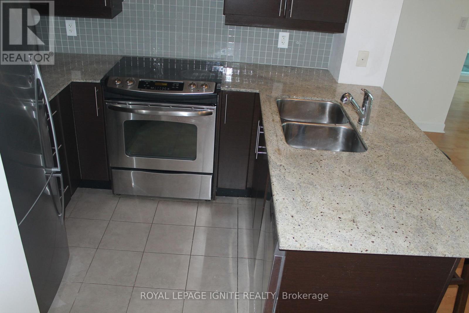 1608 - 18 Harbour Street, Toronto, Ontario  M5J 2Z6 - Photo 6 - C12947074